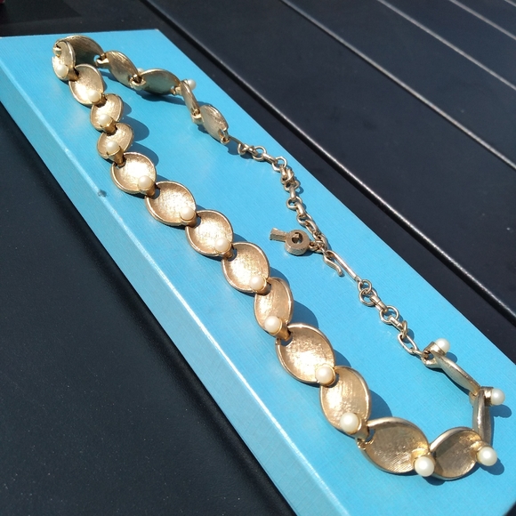 Vintage Puccini Gold Tone Necklace with Faux Pearl Accents, Mid-Century … - Picture 6 of 11